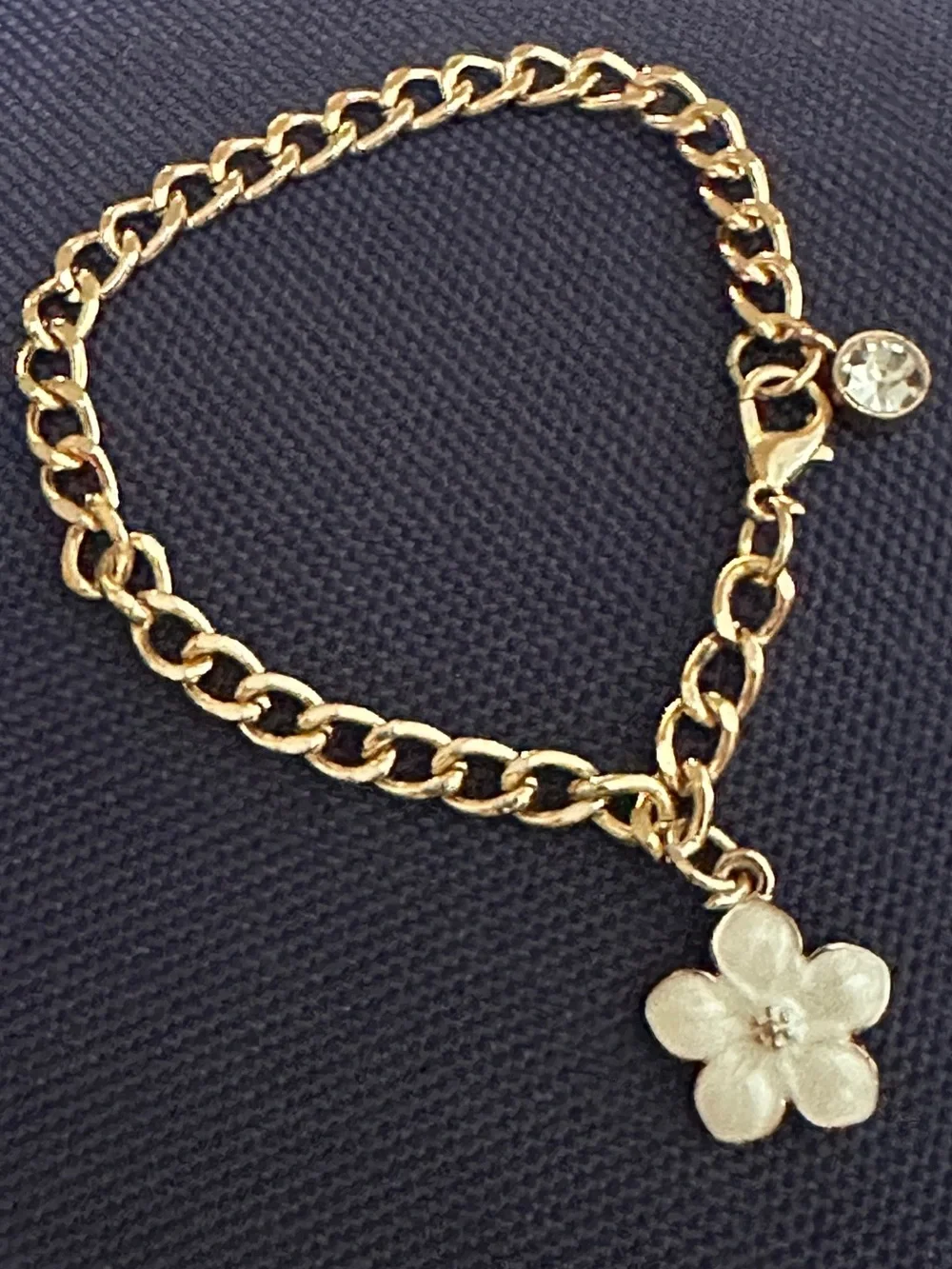 NWOT preteen/teen gold tone bracelet white flower - READ DESCRIP